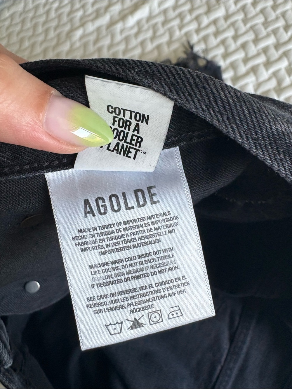 Agolde Indra shorts in black denim - Picture 6 of 9